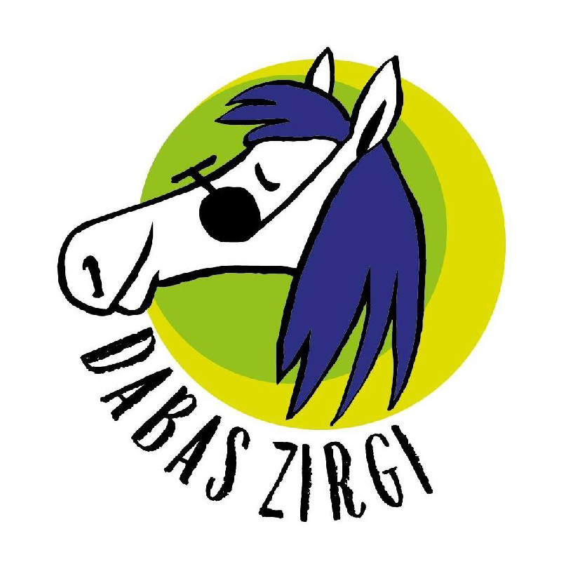 Balta zirga galva ar violetu krēpēm uz zaļa apļa fona, apakšā uzraksts"Dabas Zirgi".