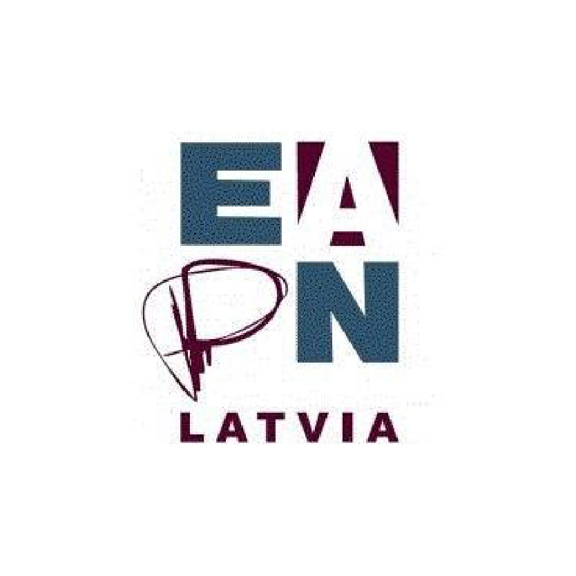 Logo ar burtiem"EAPN" un vārdu"Latvia" tumši sarkanā un zilā krāsā.