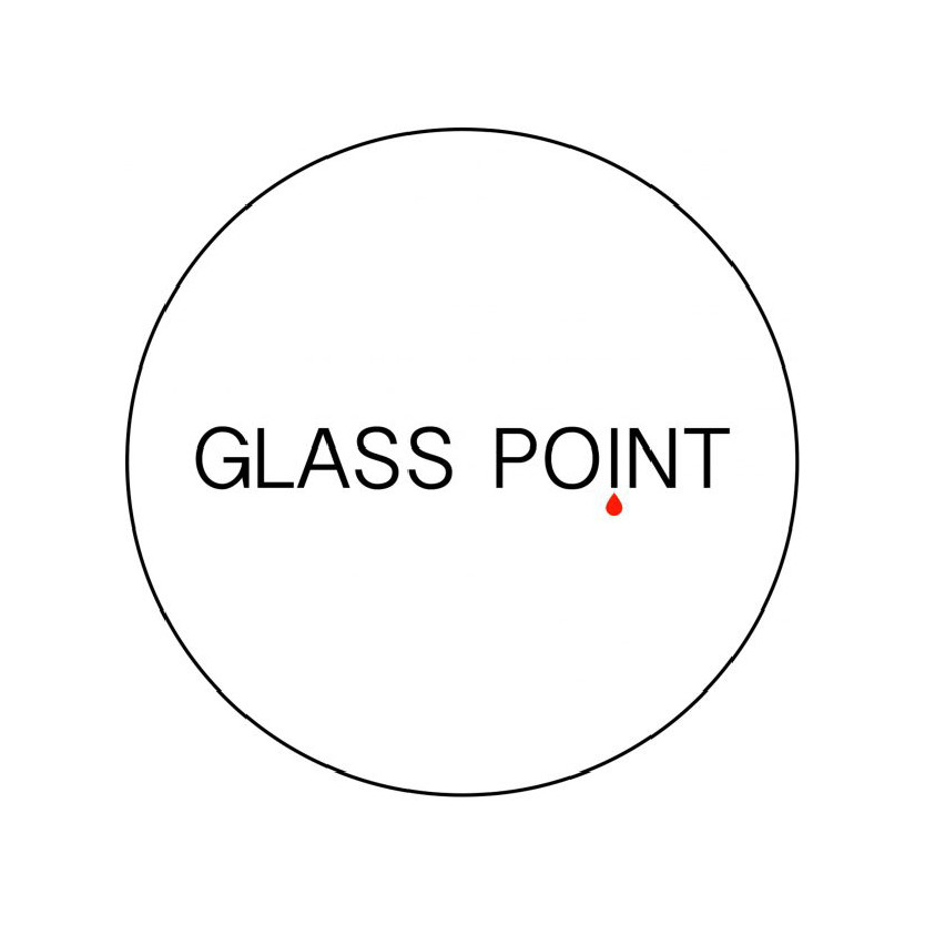 Uz balta fona attēlots vienkāršs melns aplis ar uzrakstu"GLASS POINT" centrā. Vārds"POINT" beidzas ar nelielu sarkanu punktu zem burta"T".