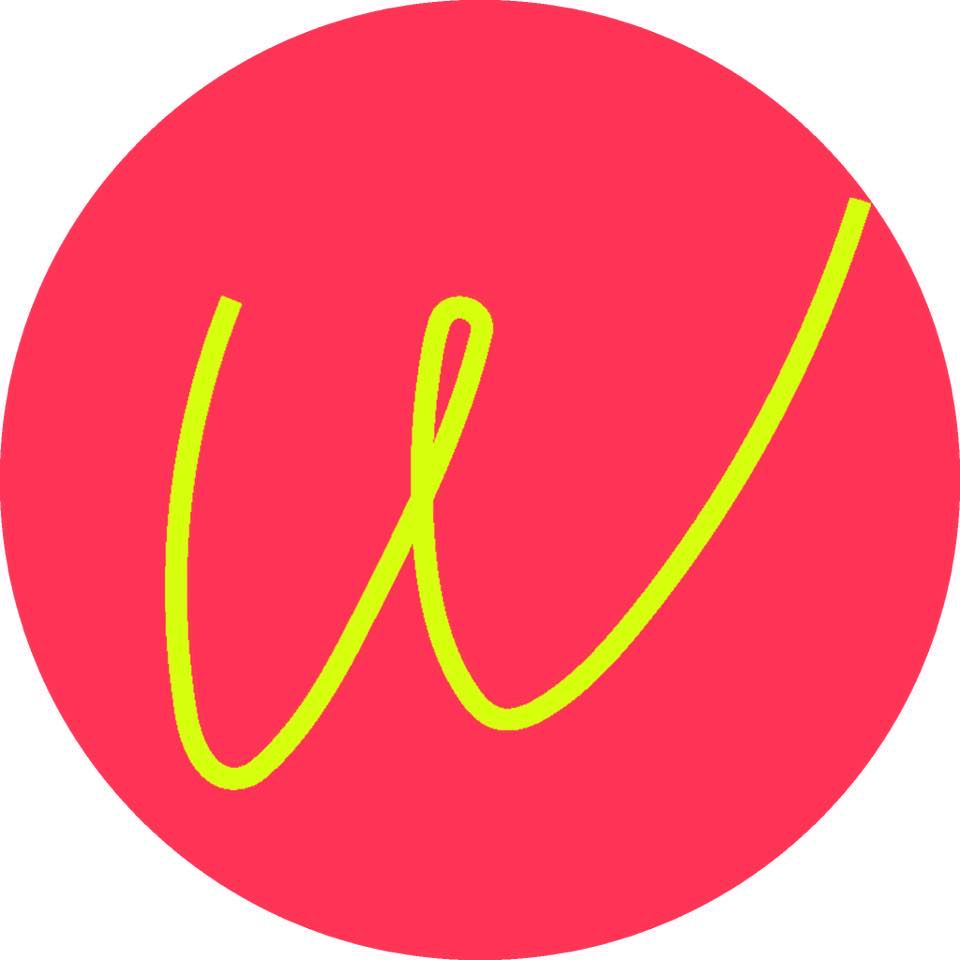 SIA"Mans Peldkostīms" logotips — dzeltena rokraksta burta"W" siluets uz sarkana apļa fona