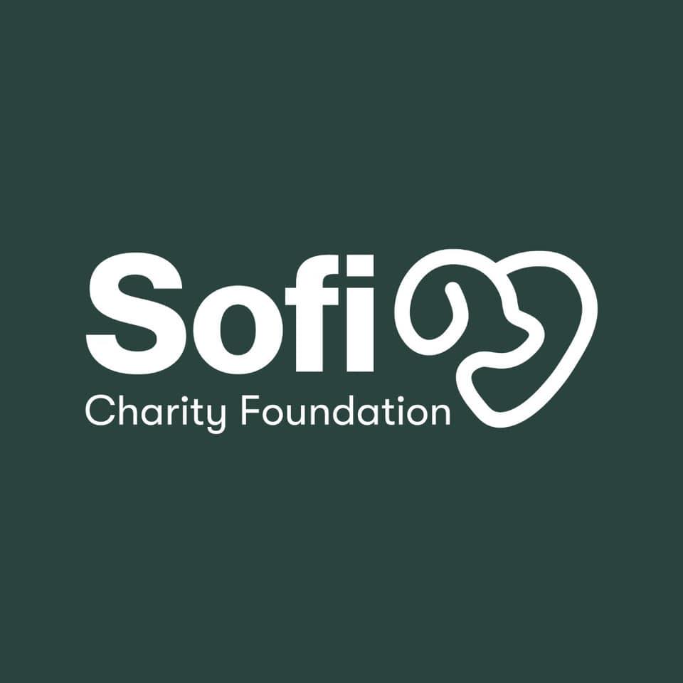 Tumšzaļš fons ar baltu uzrakstu"Sofi Charity Foundation" un stilizētu sirds simbolu.