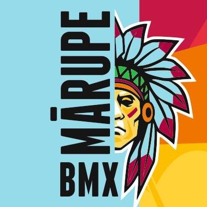 SIA"Droša velobraukšanas skola" logotips ar uzrakstu"Mārupe BMX" un stilizētu indiāņa seju ar spalvu galvassegu uz koša daudzkrāsaina fona