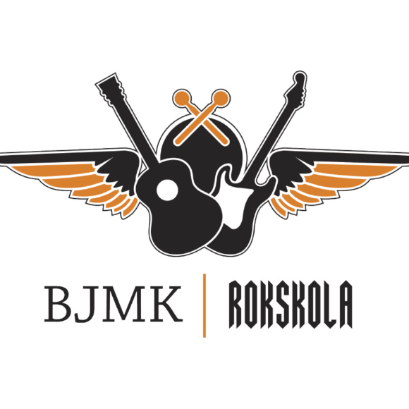 Logo ar ģitāras, bungām un oranžiem spārniem, zem tā uzraksts"BJMK Rokskola".