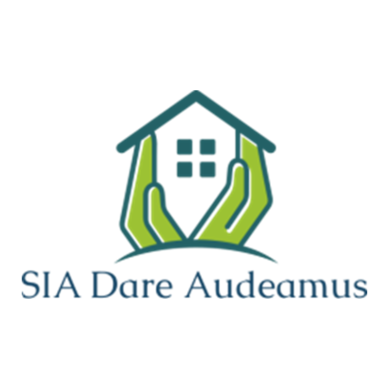 SIA"Dare Audeamus" logotips ar divām zaļām rokām, kas veido mājas siluetu ar logu centrā, zem kura ir uzņēmuma nosaukums