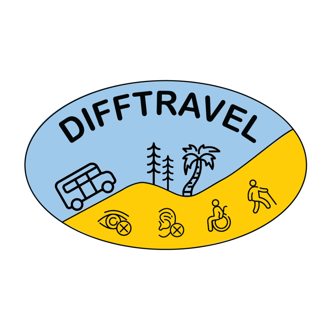 DIFFTRAVEL logotips ar autobusa, palmu, kokiem un pieejamības ikonām cilvēkiem ar redzes, dzirdes un kustību traucējumiem