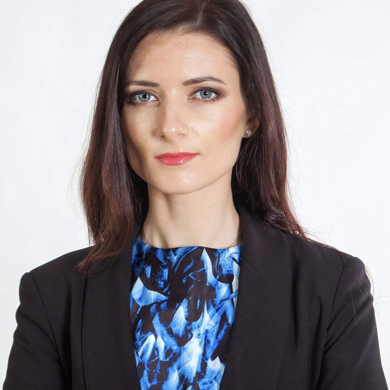 Sieviete Inete Krankalne ar taisniem brūniem matiem un melnu žaketi skatās tieši kamerā.