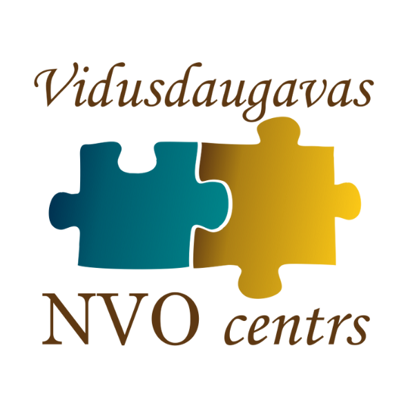 Vidusdaugavas NVO centrs" logotips ar divām savienotām puzles detaļām — zilā un dzeltenā krāsā. Augšā uzraksts"Vidusdaugavas", apakšā –"NVO centrs