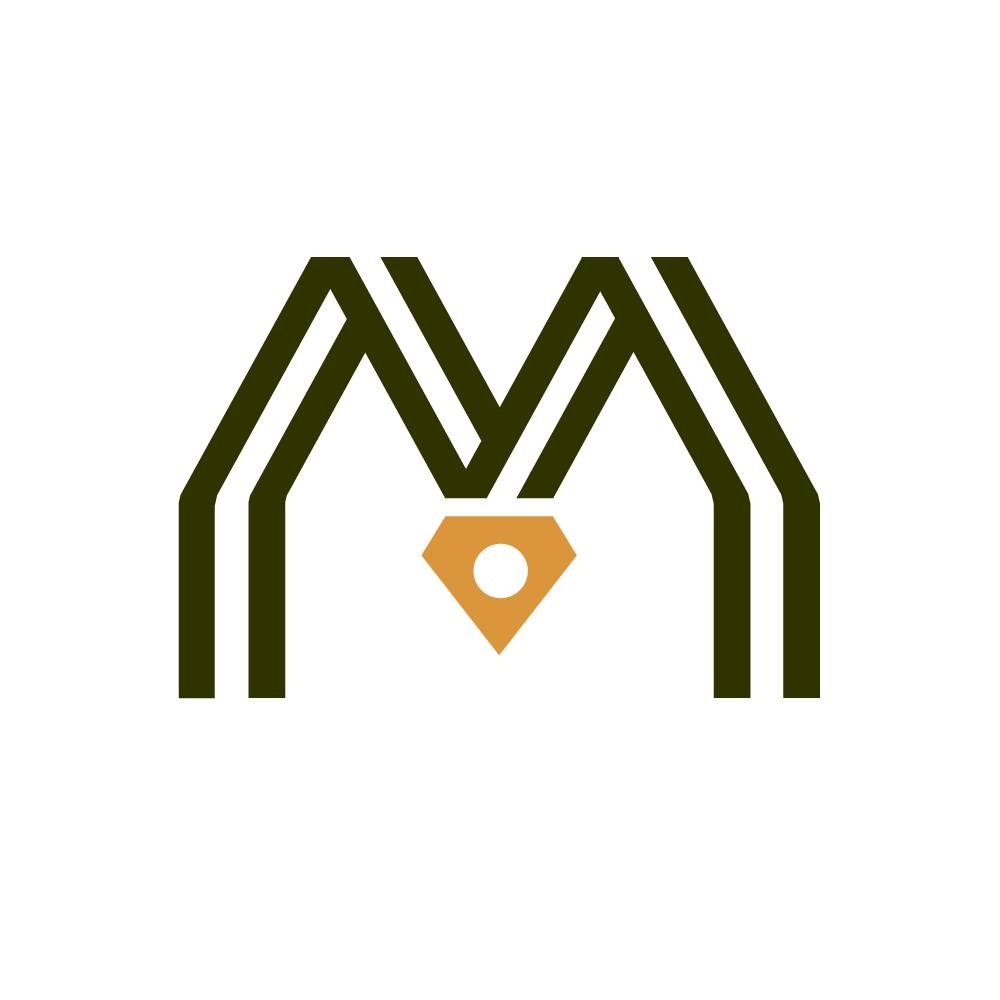 Uz balta fona stilizēts logotips ar burtu 'M' formas elementiem tumši zaļā krāsā un oranžu sešstūrainu formu ar balto apli centrā. SIA 'MF Sports' logotips.