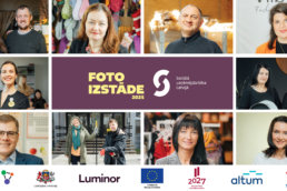 Vizuāls plakāts, kur 10 kvadrātos redzams katrs izst'des varonis, sociālais uzņēmējs. Pa vidu ir uzraksts: Foto izstāde 2025 Sociālā uzņēmējdarbība Latvijā