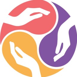 3 krāsu aplis, kurā redzzamas rokas.