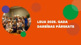 Uzraksts: LSUA 2025.gada darbības pārskats. Sānos ir apaļa bilde, kur redzami priecīgi cilvēki.