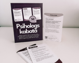 Papīra lapas uz galda - psihologs kabatā.